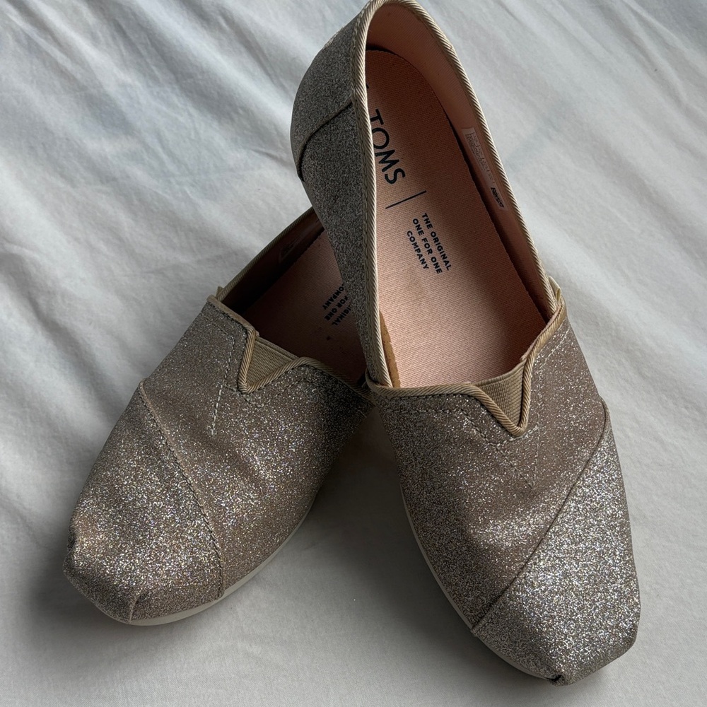 TOMS Women's Sparkling Loafers - Gold and Tan
